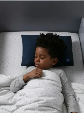 Almohada de espuma viscoelástica para niños pequeños babyGap con 2 fundas refrescantes