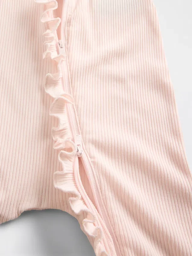 Baby First Favorites: mono con pies de punto de canalé fino