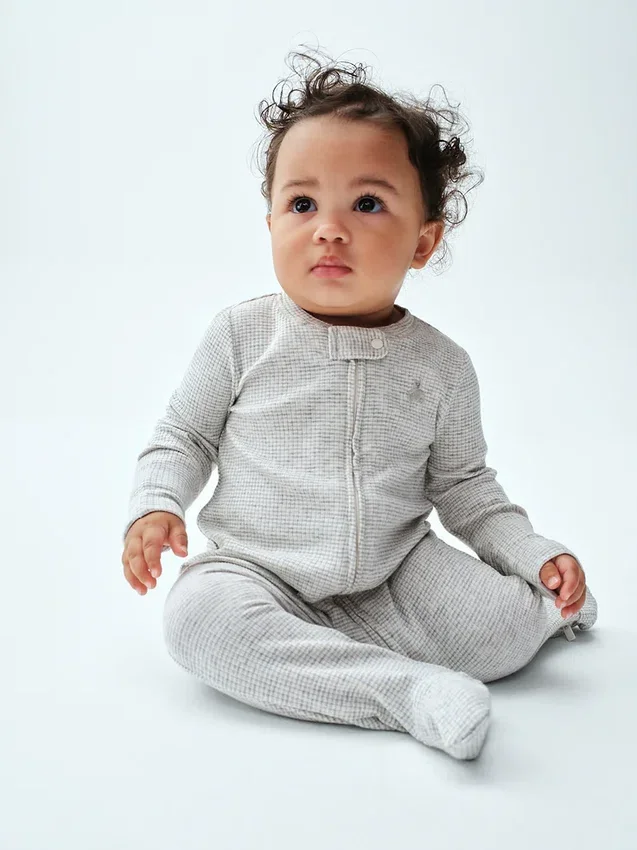 Baby First Favorites: mono con pies de punto de canalé fino