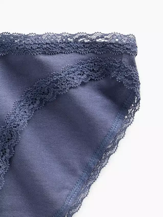 Bikini de algodón orgánico elástico con ribete de encaje, de máxima suavidad