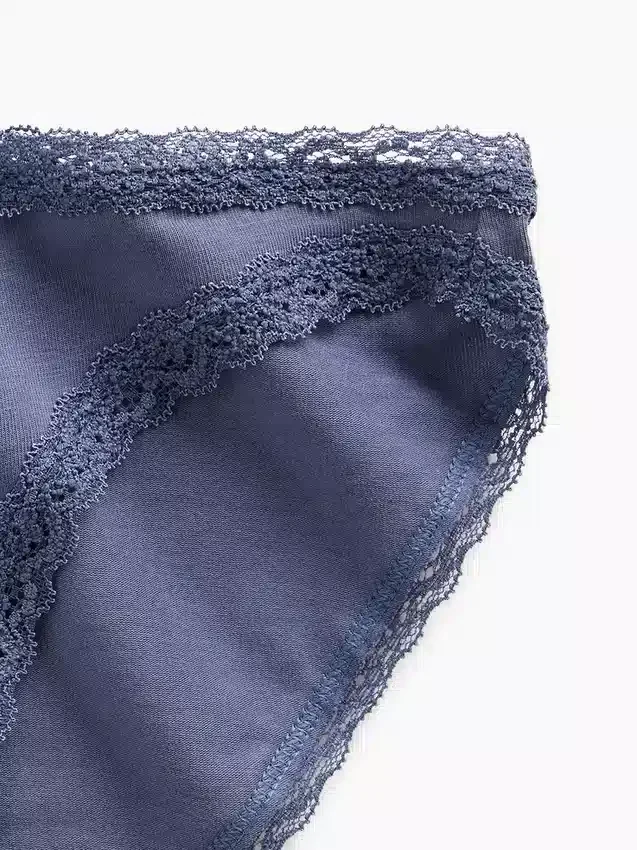 Bikini de algodón orgánico elástico con ribete de encaje, de máxima suavidad