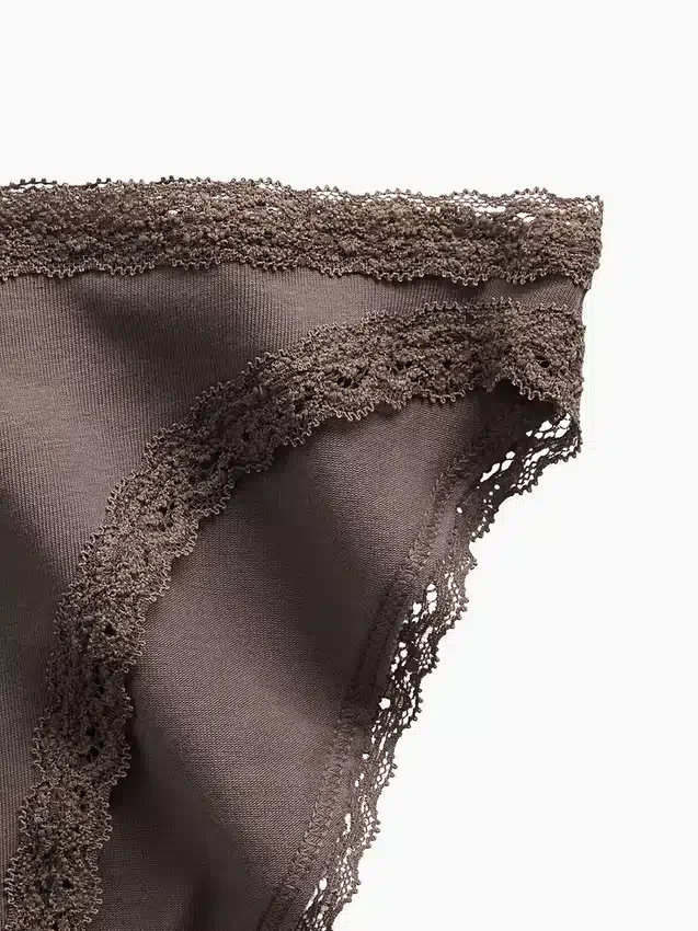 Bikini de algodón orgánico elástico con ribete de encaje, de máxima suavidad