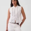 Blusa con botones en la parte delantera, pinzas y ribete de encaje