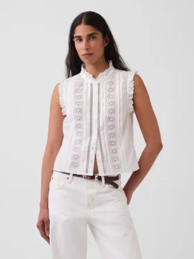 Blusa con botones en la parte delantera, pinzas y ribete de encaje