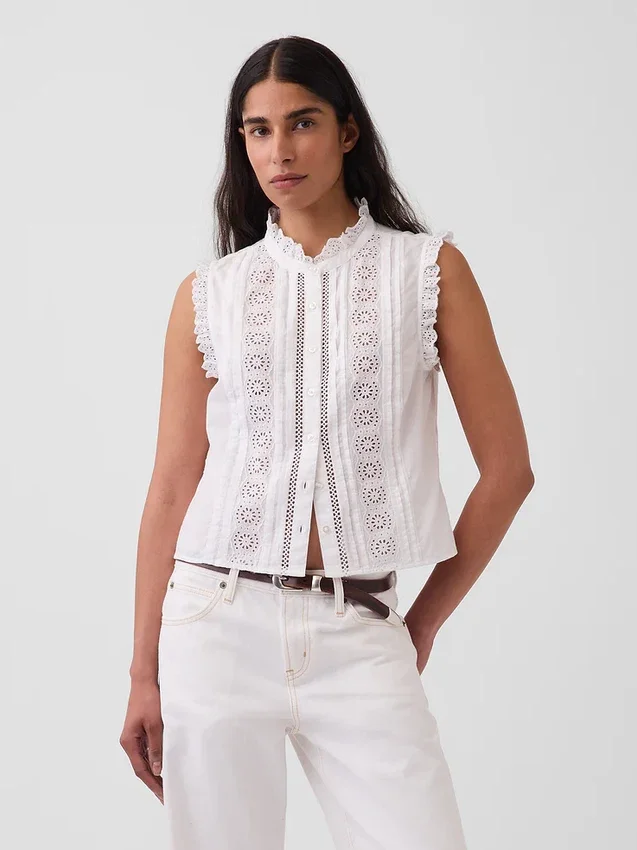Blusa con botones en la parte delantera, pinzas y ribete de encaje