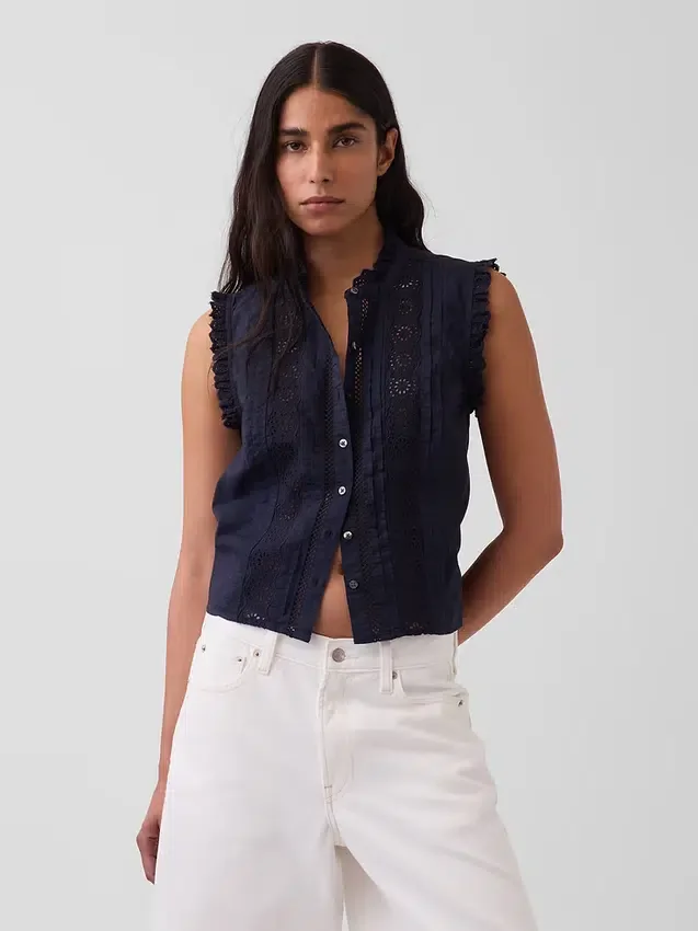Blusa con botones en la parte delantera, pinzas y ribete de encaje
