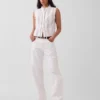 Blusa con botones en la parte delantera, pinzas y ribete de encaje