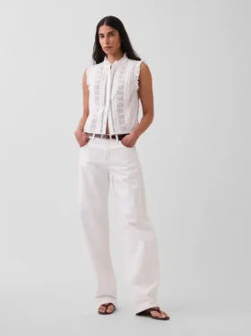 Blusa con botones en la parte delantera, pinzas y ribete de encaje