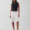 Blusa con botones en la parte delantera, pinzas y ribete de encaje