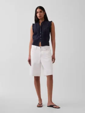 Blusa con botones en la parte delantera, pinzas y ribete de encaje