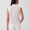 Blusa con botones en la parte delantera, pinzas y ribete de encaje