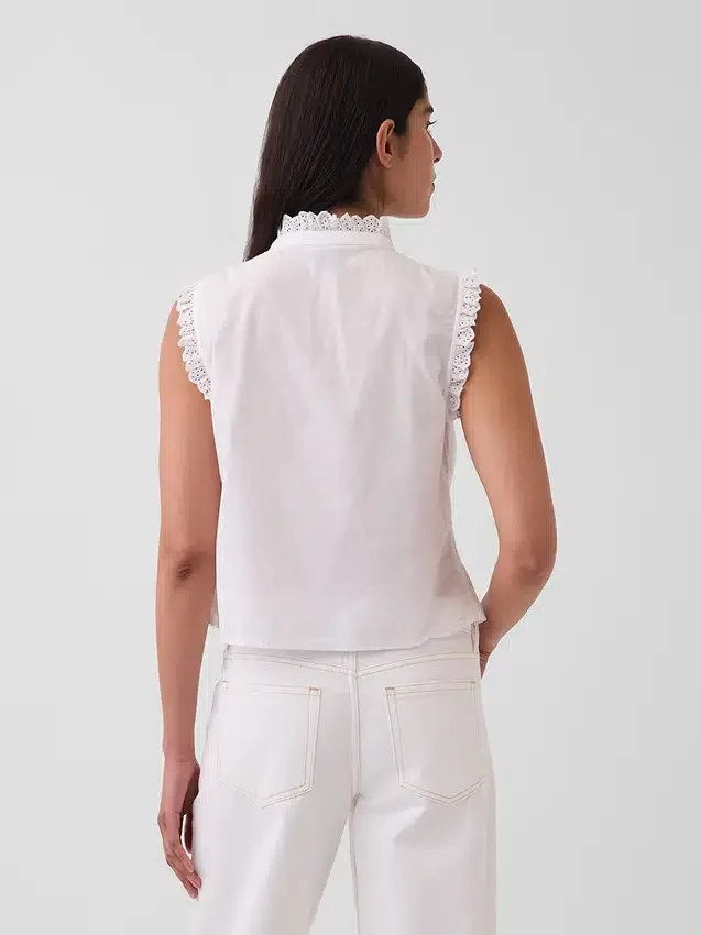 Blusa con botones en la parte delantera, pinzas y ribete de encaje