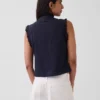 Blusa con botones en la parte delantera, pinzas y ribete de encaje