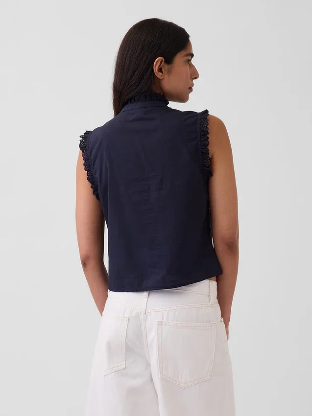 Blusa con botones en la parte delantera, pinzas y ribete de encaje