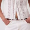 Blusa con botones en la parte delantera, pinzas y ribete de encaje