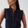 Blusa con botones en la parte delantera, pinzas y ribete de encaje
