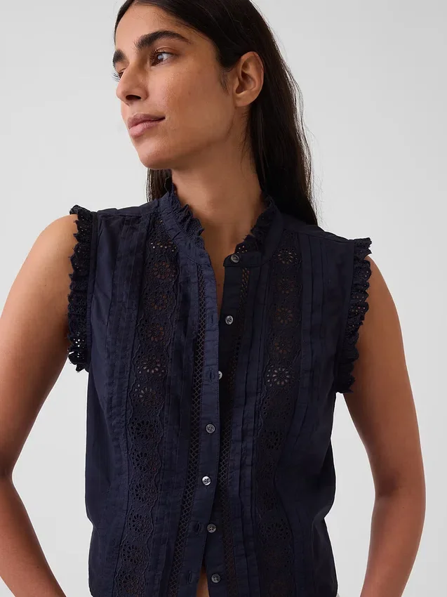Blusa con botones en la parte delantera, pinzas y ribete de encaje