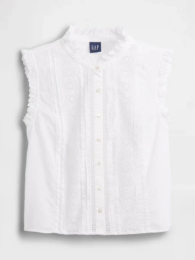 Blusa con botones en la parte delantera, pinzas y ribete de encaje
