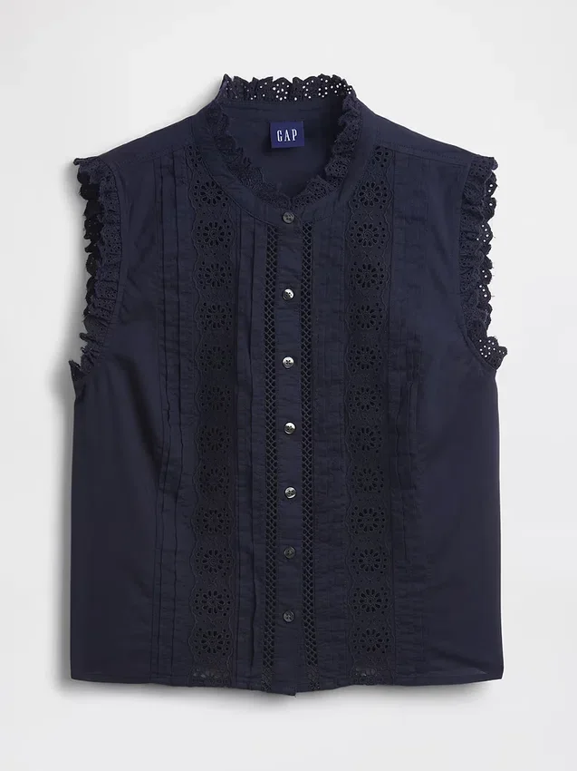 Blusa con botones en la parte delantera, pinzas y ribete de encaje