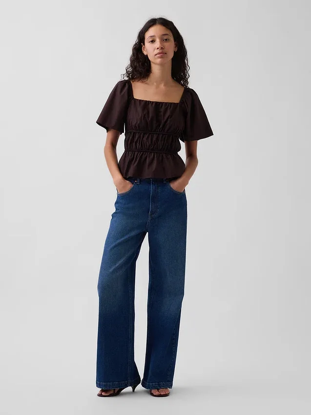 Blusa con peplum y cuello cuadrado