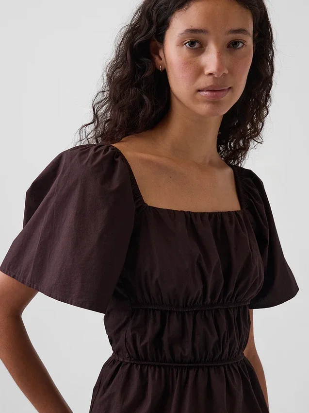 Blusa con peplum y cuello cuadrado
