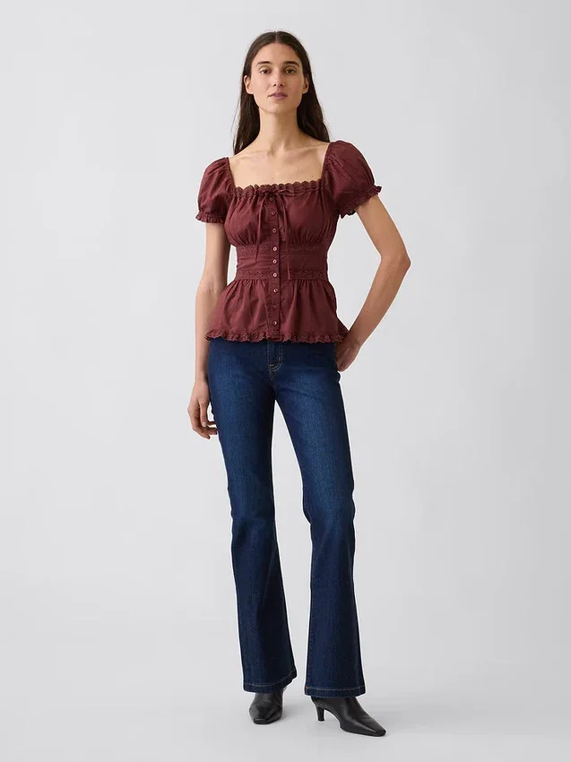 Blusa con peplum y ribete de encaje, cuello cuadrado
