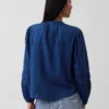 Blusa con pliegues y ribete de encaje