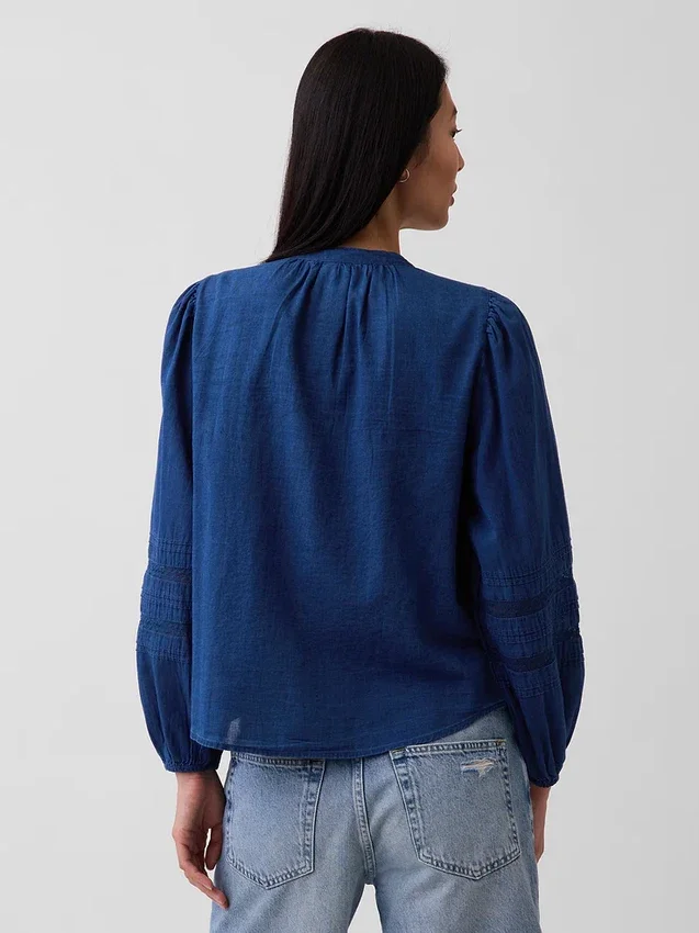 Blusa con pliegues y ribete de encaje