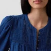 Blusa con pliegues y ribete de encaje