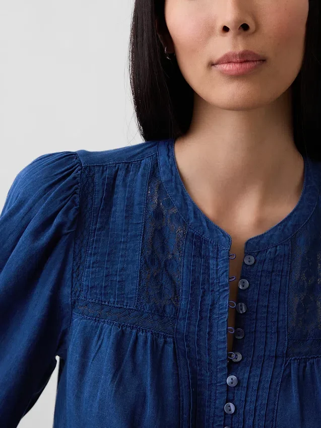 Blusa con pliegues y ribete de encaje