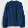 Blusa con pliegues y ribete de encaje
