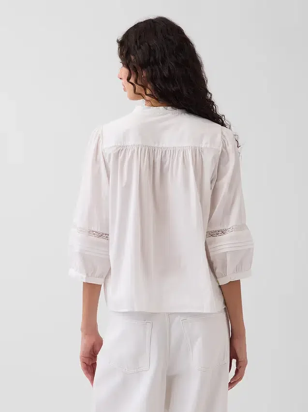 Blusa holgada con cierre de botones y ribete de encaje