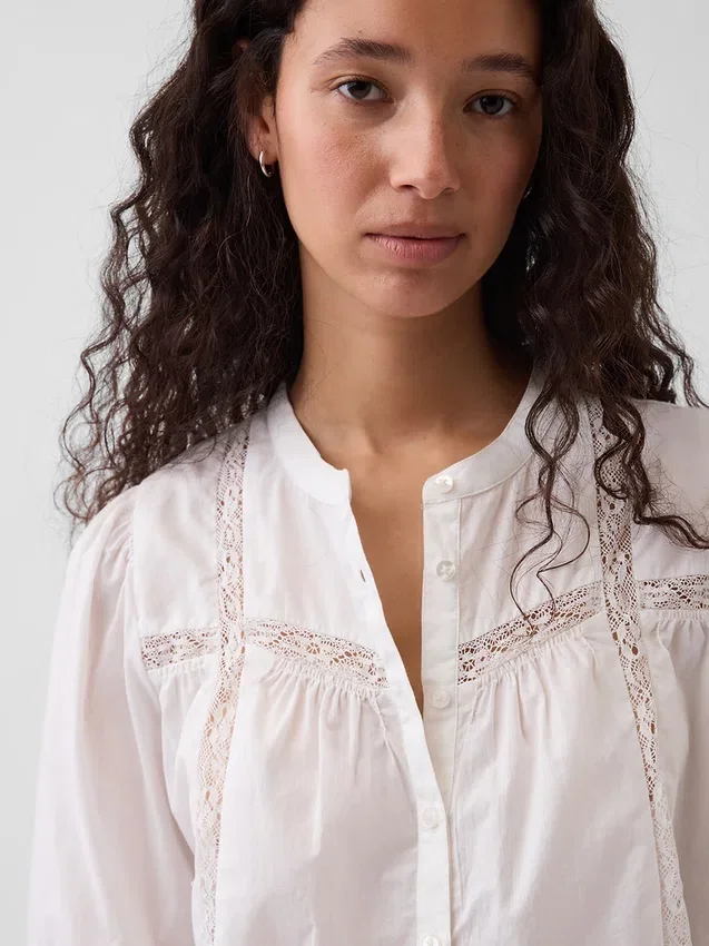 Blusa holgada con cierre de botones y ribete de encaje