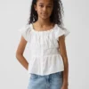 Blusa infantil con mangas onduladas y botones en la parte delantera