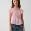Blusa infantil con mangas onduladas y botones en la parte delantera