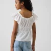 Blusa infantil con mangas onduladas y botones en la parte delantera
