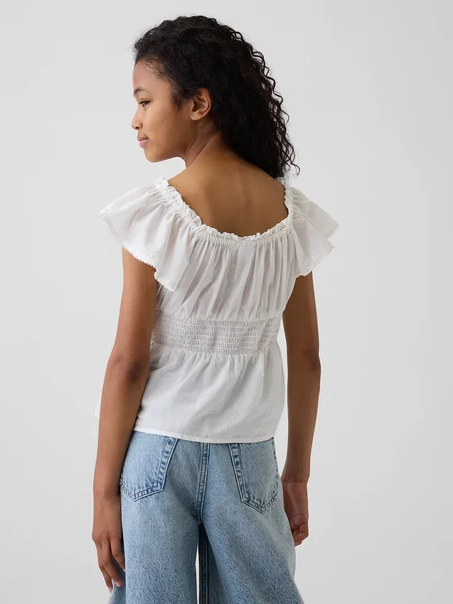 Blusa infantil con mangas onduladas y botones en la parte delantera