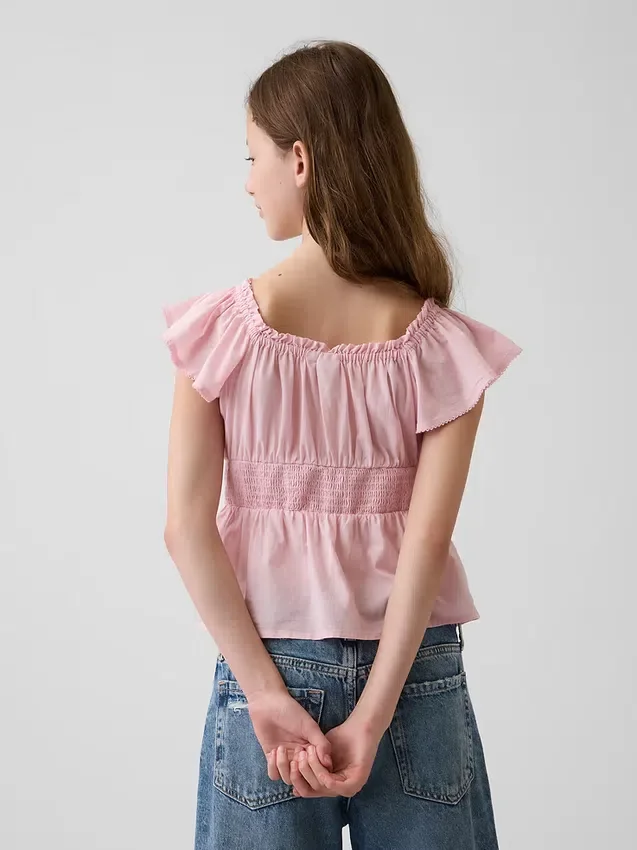 Blusa infantil con mangas onduladas y botones en la parte delantera