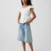 Blusa infantil con mangas onduladas y botones en la parte delantera