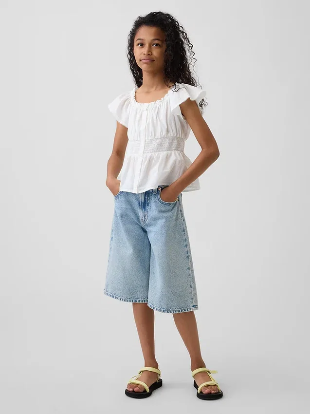 Blusa infantil con mangas onduladas y botones en la parte delantera