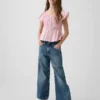 Blusa infantil con mangas onduladas y botones en la parte delantera