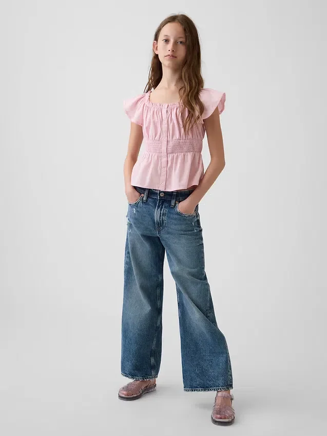 Blusa infantil con mangas onduladas y botones en la parte delantera