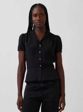 Blusa transparente con peplum y botones en la parte delantera
