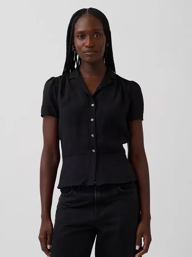 Blusa transparente con peplum y botones en la parte delantera