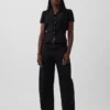 Blusa transparente con peplum y botones en la parte delantera