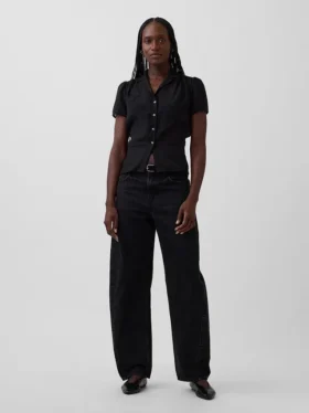 Blusa transparente con peplum y botones en la parte delantera