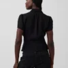 Blusa transparente con peplum y botones en la parte delantera