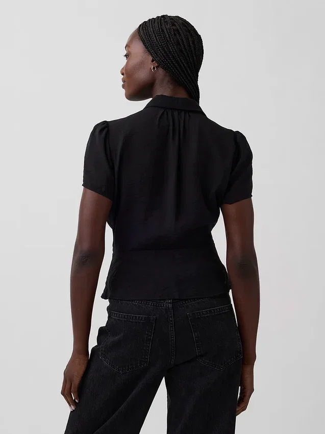Blusa transparente con peplum y botones en la parte delantera
