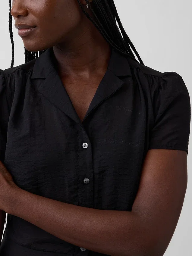 Blusa transparente con peplum y botones en la parte delantera
