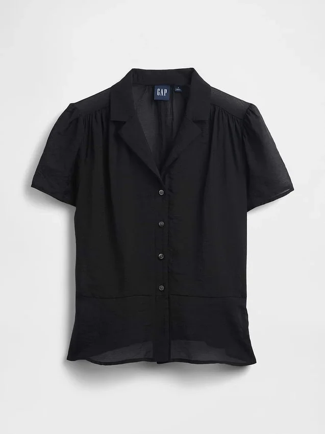 Blusa transparente con peplum y botones en la parte delantera